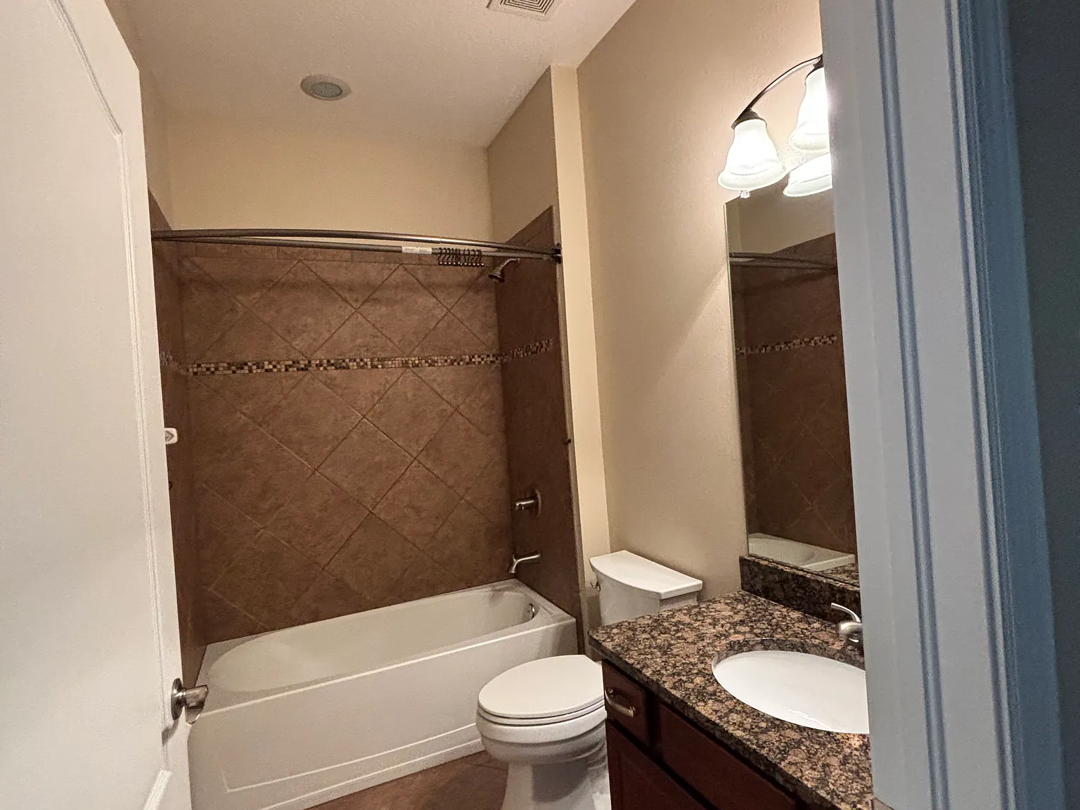 3 bed, 1744 sqft, $3,500 — Photo 4