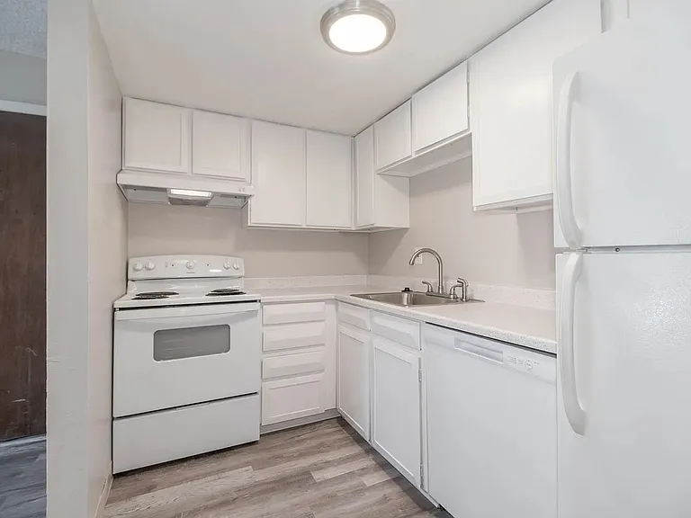 Caravelle Apartments — Photo 12