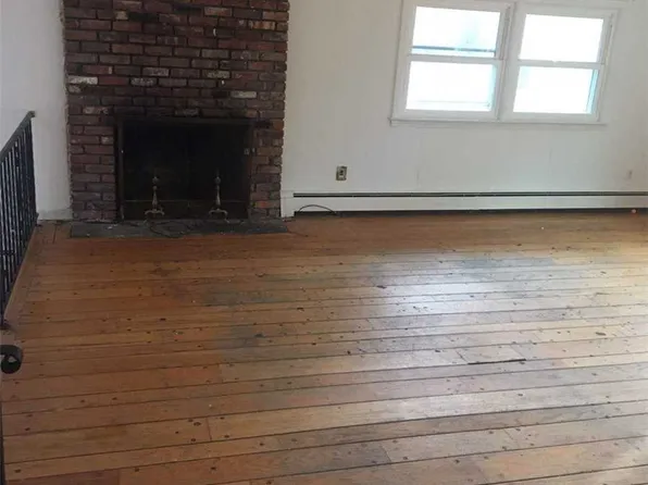 1277 N Country Rd, Stony Brook, NY 11790