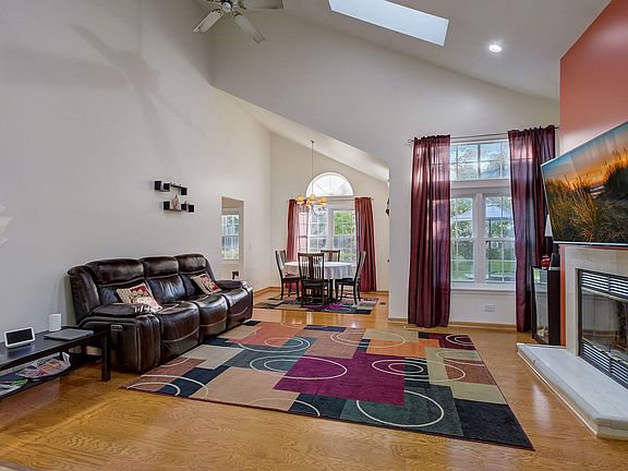 3rd image of 110 Thistle Ct