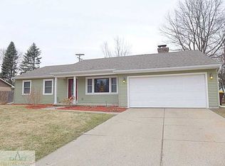 1102 Woodside Dr, Haslett, MI 48840