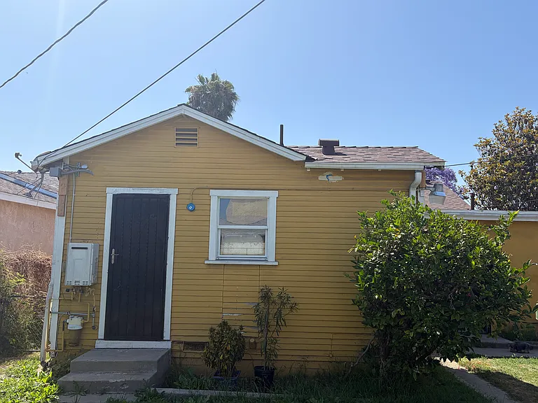 1916 W 38th Pl — Photo 1