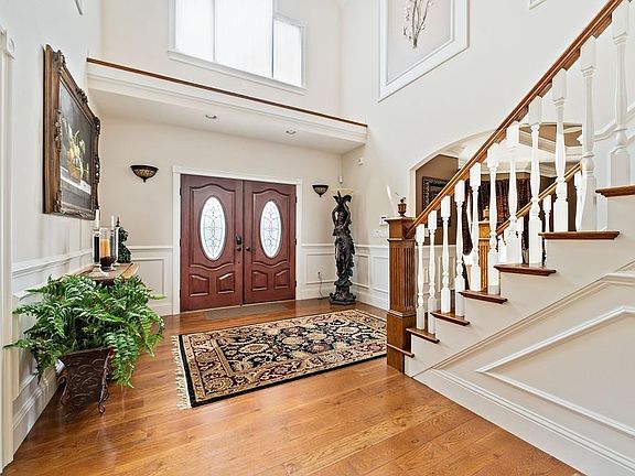 5th image of 10 Hearthridge Dr