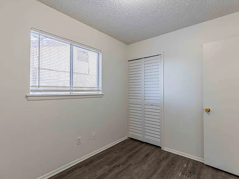 4910 Tennyson Dr — Photo 17