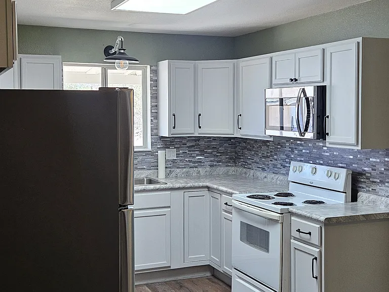 1950 W Donner St #B — Photo 5