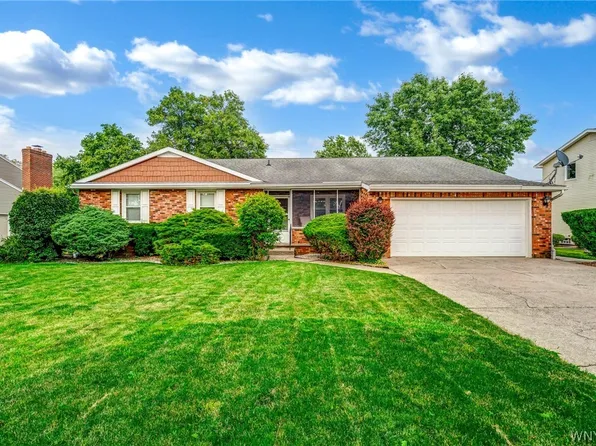 121 Regency Dr, Grand Island, NY 14072