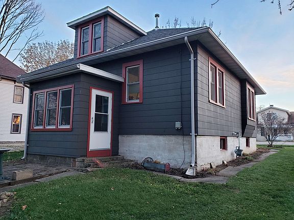 2nd image of 220 E Merrimac St