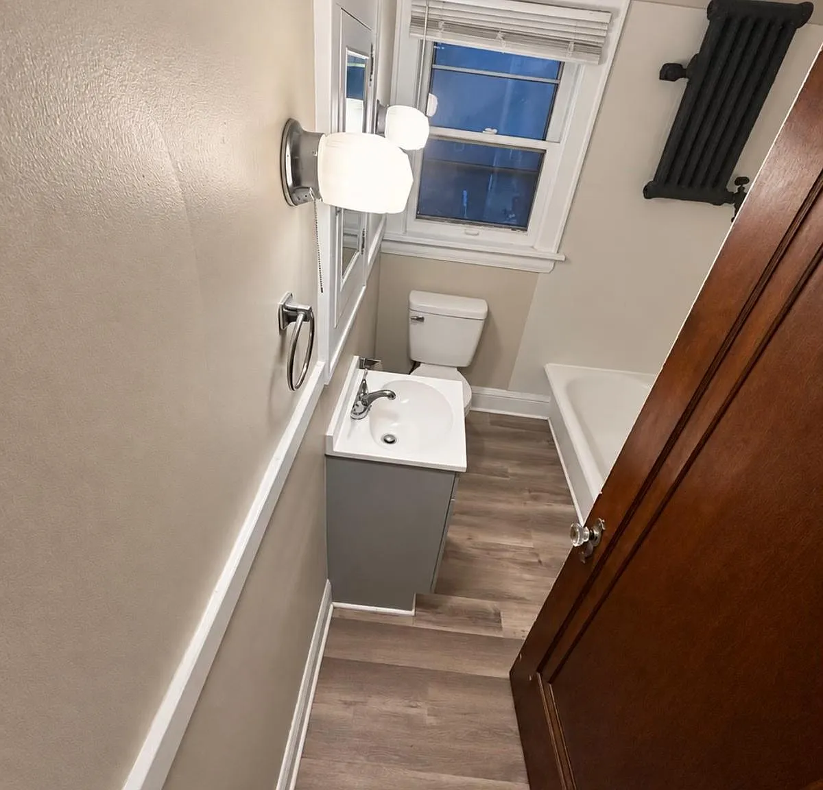 2 bed, 1.0 bath, 1100 sqft, $990 — Photo 2