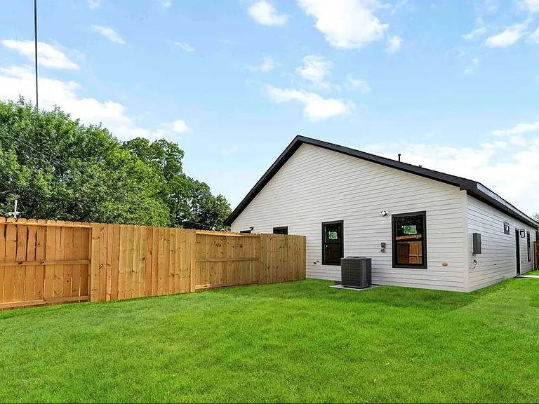 9514 Ashville Dr #B — Photo 8