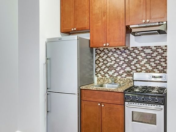 3rd image of 225 W 23rd St APT 6Q