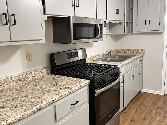 4th image of 212 E 29th St