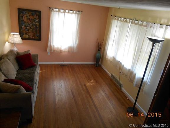 Enjoy this warm, cozy livin...