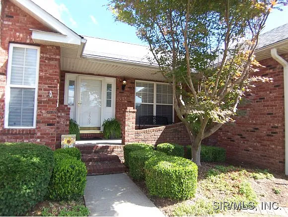 1609 Greenbrier Dr photo 1