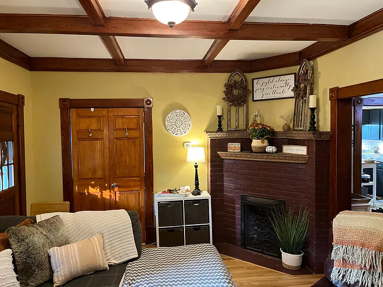 living room, fire place (non- functional)
