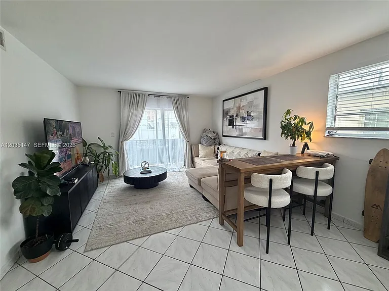 821 Euclid Ave #304 — Photo 3