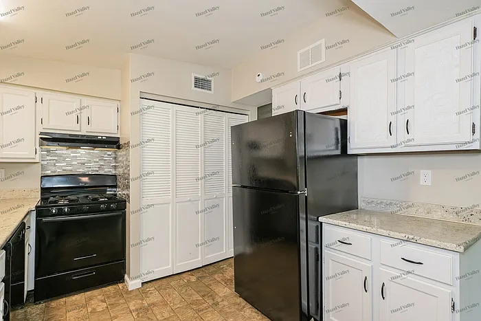 1030 Robinwood Dr — Photo 6
