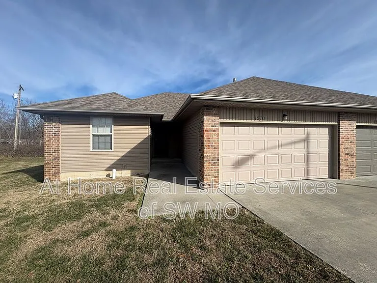 1270 N Northwood Ave — Photo 1