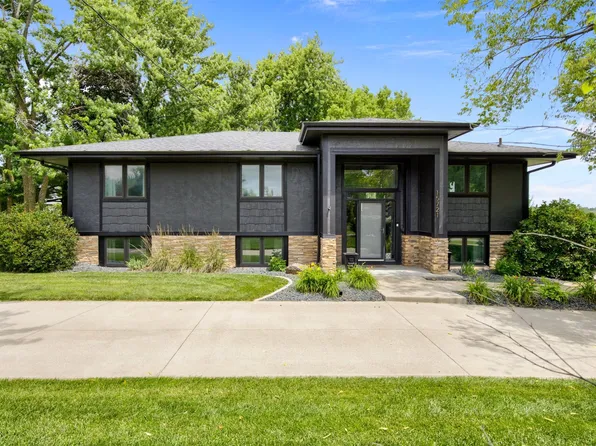 15721 Meredith Dr, Urbandale, IA 50323