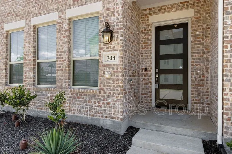 3 bed, 2.5 bath, 1866 sqft, $2,850 — Photo 3