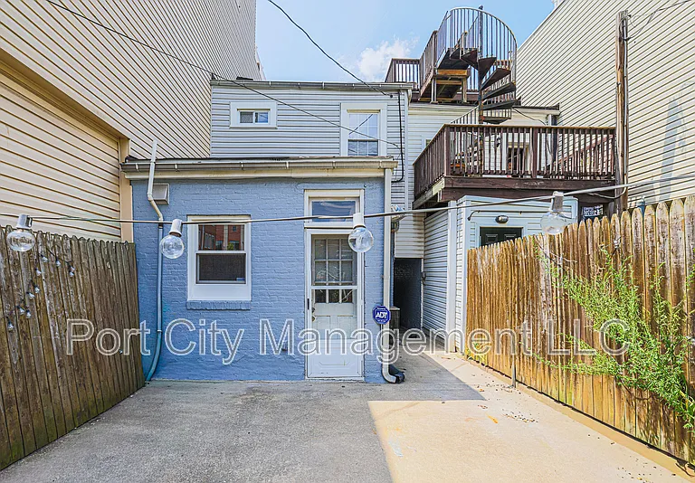 1007 Baylis St — Photo 10