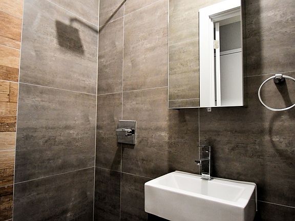 5th image of 982 Findlay Ave APT 3A