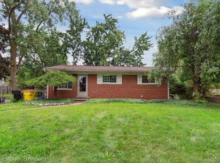 1348 Red Barn Dr, Oxford, MI 48371