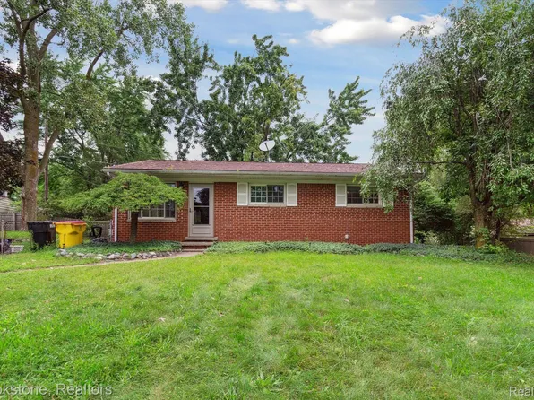 1348 Red Barn Dr, Oxford, MI 48371