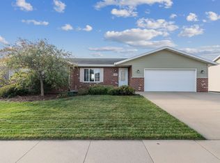 622 Meadowland Ct, Epworth, IA 52045