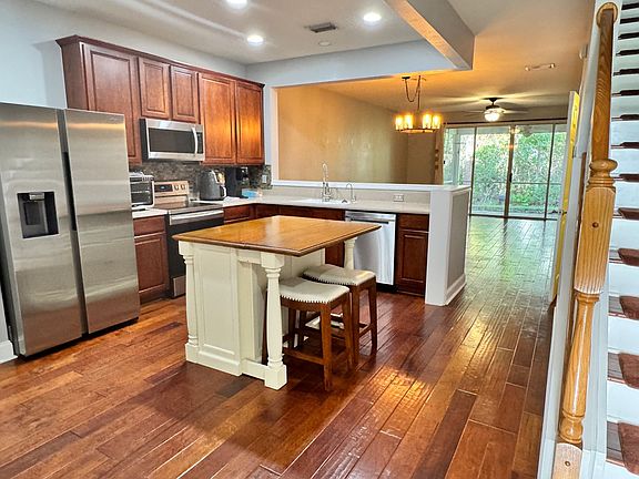 3rd image of 4193 Highwood Dr