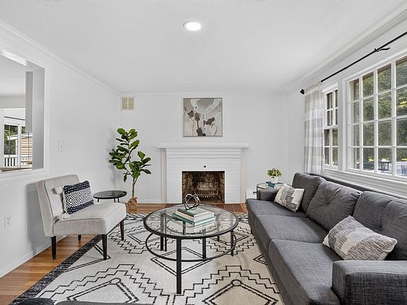 4th image of 8 Charlotte Dr
