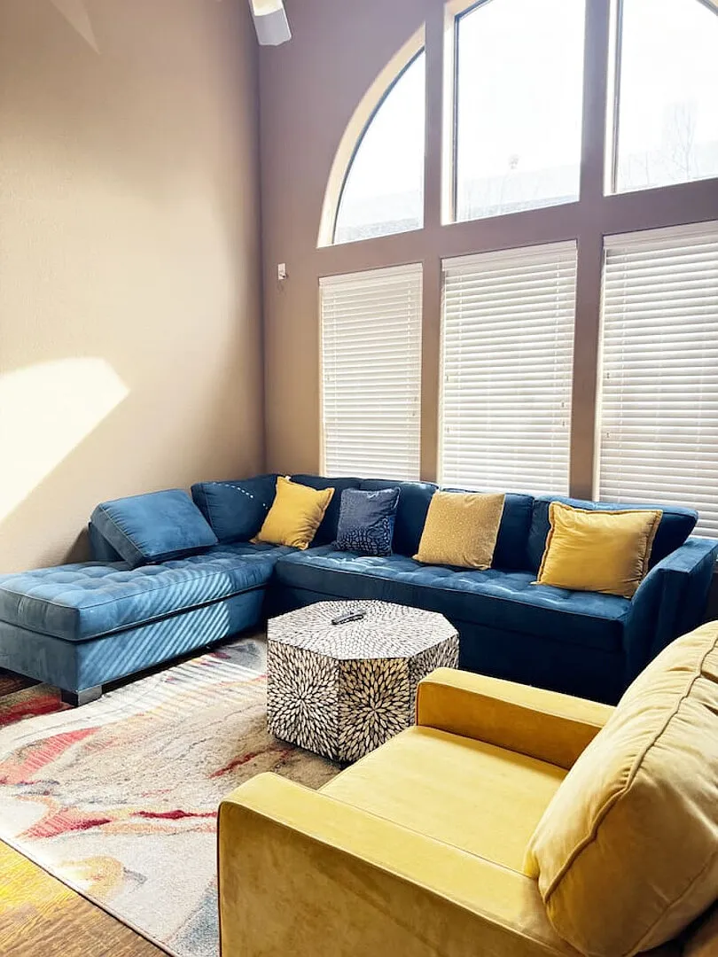 Chic Luxury Townhouse in Prime Legacy Shops Area — Photo 2