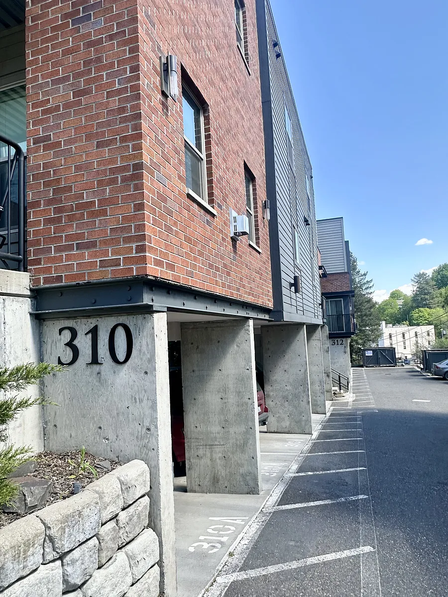 Building Photo - 310 NE Maple St #A