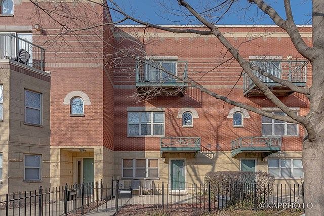 1st image of 4530 S Woodlawn Ave Unit 203
