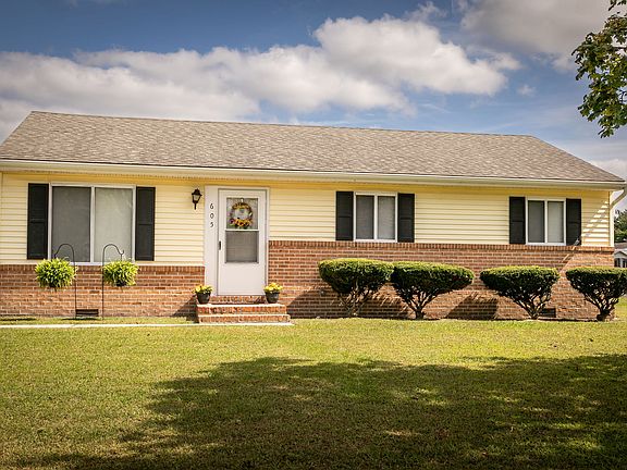 2nd image of 1207 Middle Neck Dr