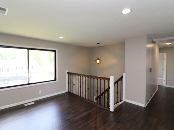 5th image of 404 Rosewood Dr