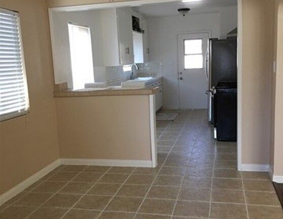 3rd image of 9849 Rosecrans Ave