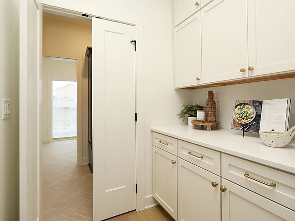 4th image of 679 SW 15th St