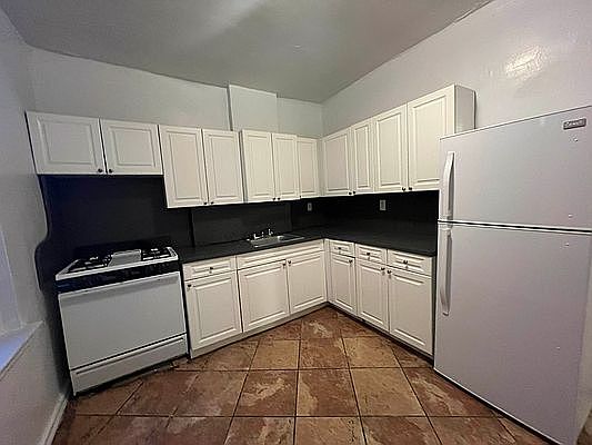 3rd image of 4857 Broadway APT 4E
