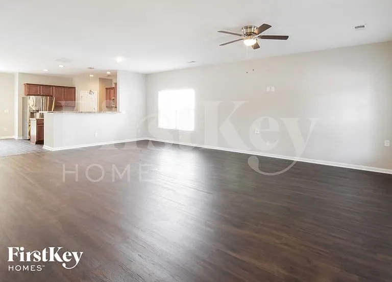 2815 Pottinger Dr — Photo 3