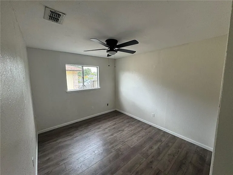 1610 La Joya St — Photo 7