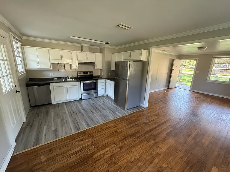 4622 Sunset Dr S — Photo 3