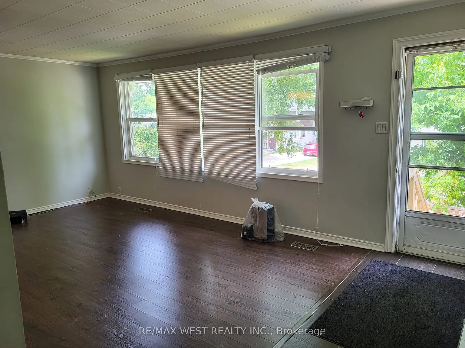3 bed, $2,300 — Photo 2