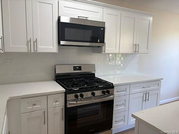 3rd image of 152-72 Melbourne Avenue #1D