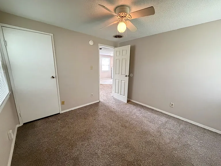 1827 Parkdale Dr — Photo 5