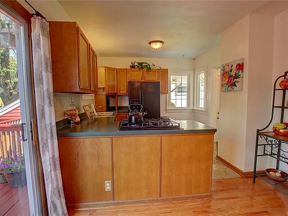 5th image of 58 Woodbine Ave