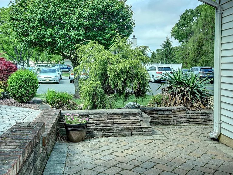 40 Staghorn Dr — Photo 2