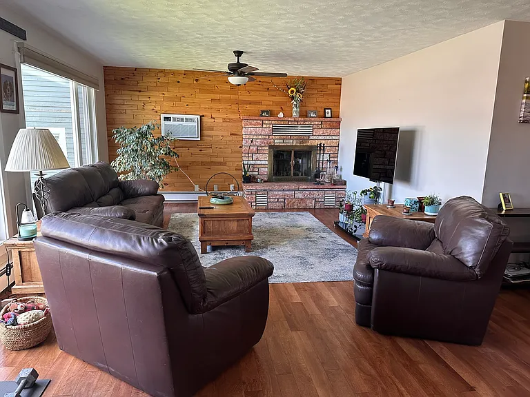 205 E Chinook St — Photo 3