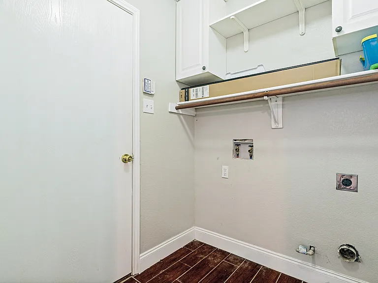 3900 Columbus Dr — Photo 10
