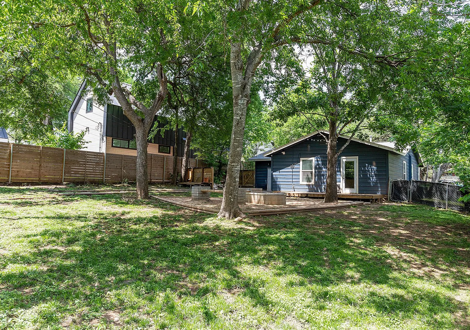 Charming 2BR/2BA with Large Private Backyard Austin — Photo 2