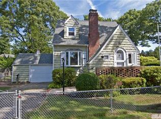 26 Tulip St, Huntington, NY 11743